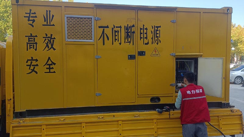 迪庆柴油发电机组和UPS电源配合使用时，如何避免切换过程中的电力中断？